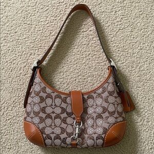The coach hobo sparkly shoulder bag 
Perfect condition 
Sparky shoulder bag